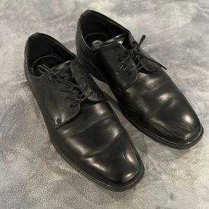 Mens Van Heusen dress shoes, size 9.5